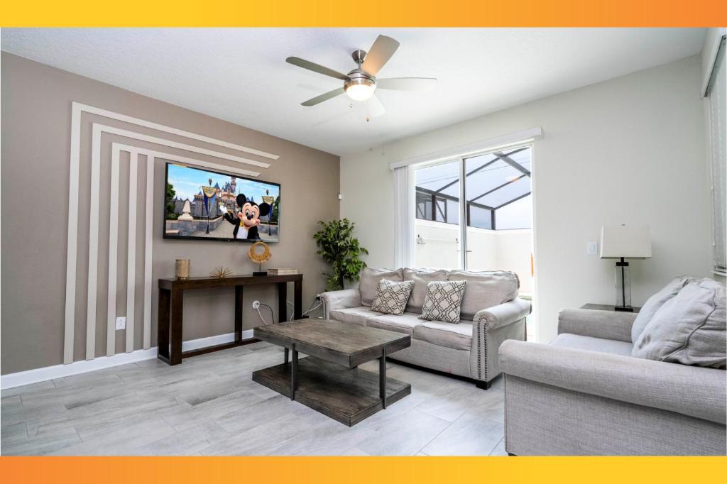 uma sala de estar com um sofá e uma televisão em Finding Nemo! Amazing Home & Free Waterpark 4963 em Kissimmee