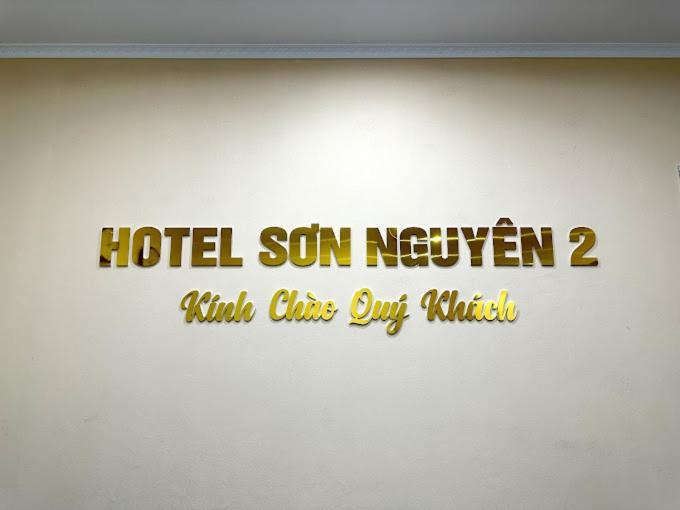 un cartel que lee el hotel hijo sobrino y sus hijos sólo asesinato en Sơn Nguyên 2, en Hà Tây