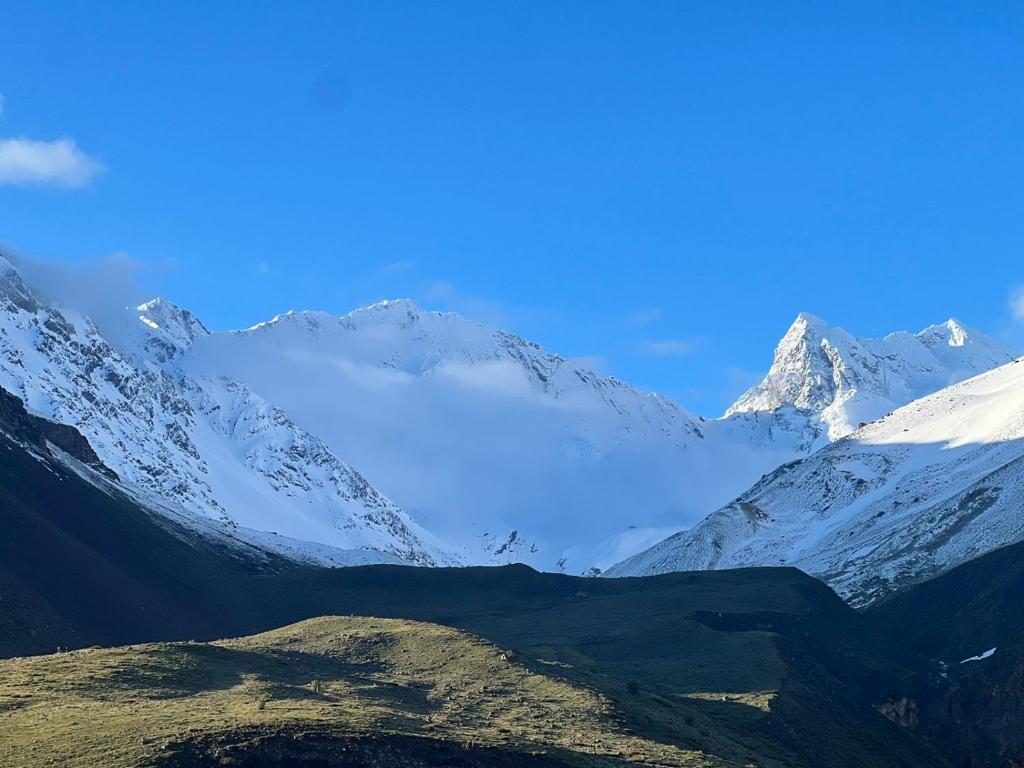 a mountain range with snow on top of it at hostal el glaciar in Lo Valdés