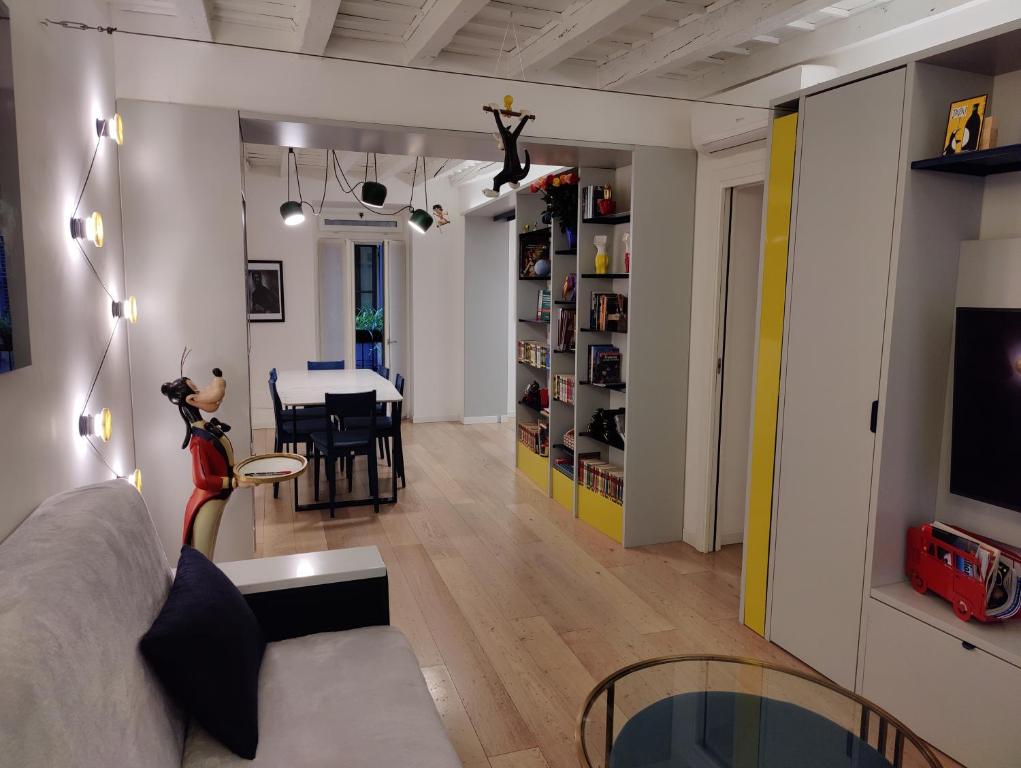 een woonkamer met een bank en een eetkamer bij Cozy Apartment Brera in Milaan