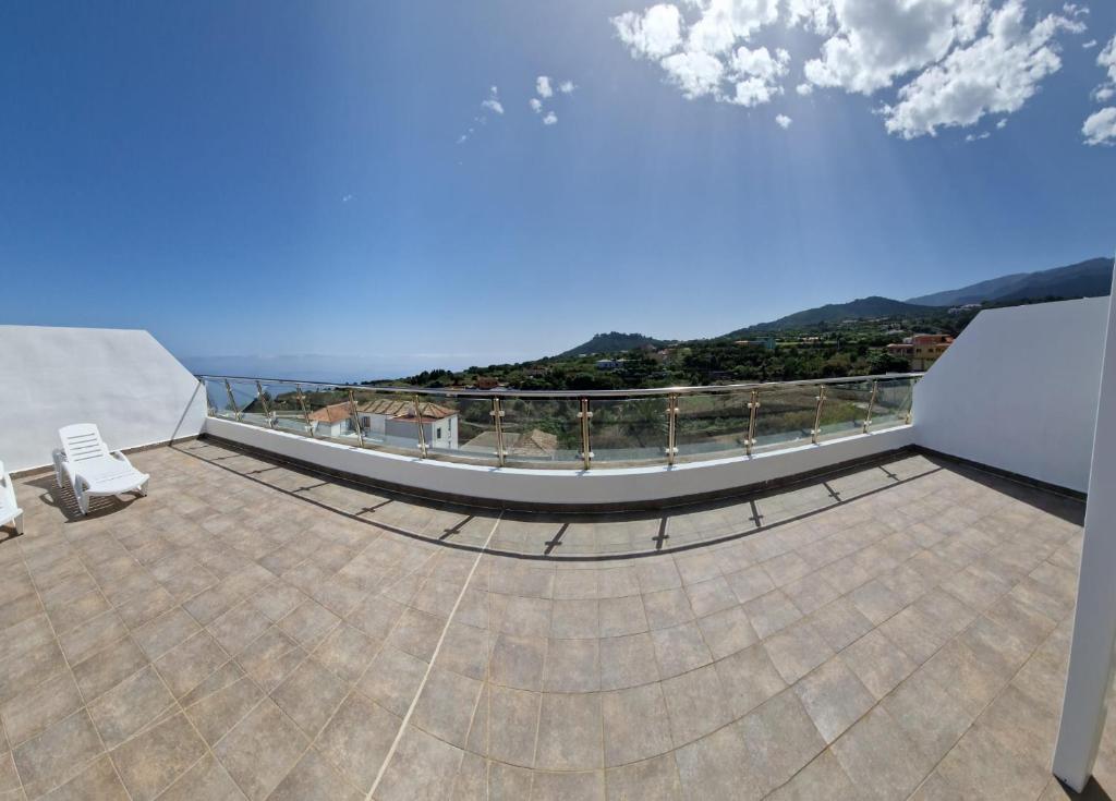 een balkon van een huis met uitzicht op de oceaan bij Terraza del Atlantico 1 + 2 in Barlovento