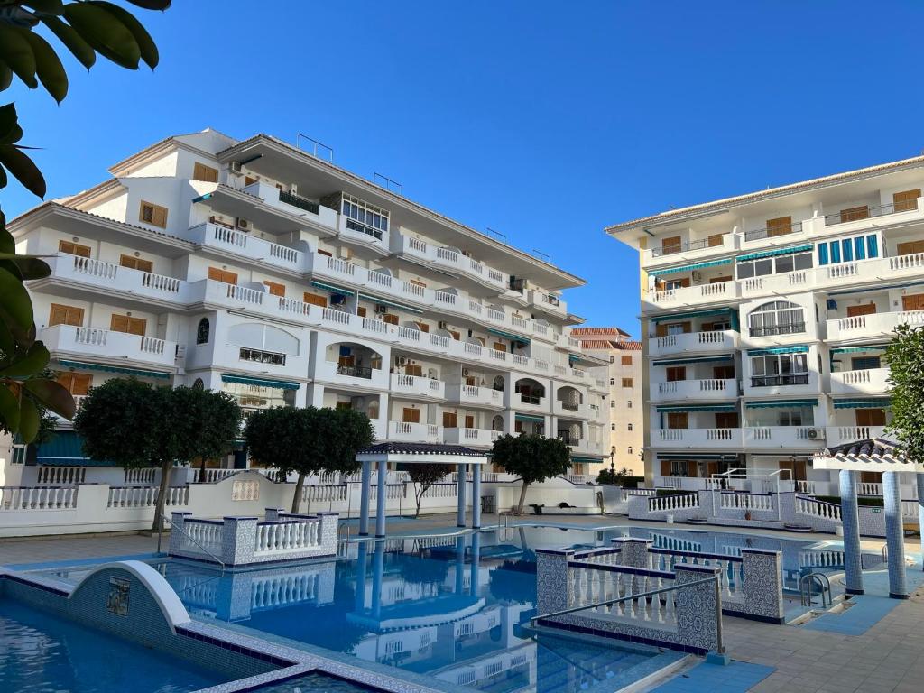 Blick auf das Hotel vom Pool aus in der Unterkunft Apartament La Mata in Torrevieja