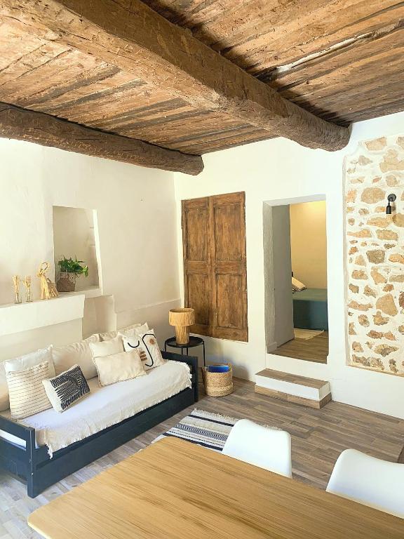 un salon avec un canapé et une table dans l'établissement Charmant appartement à Ampus, à Ampus