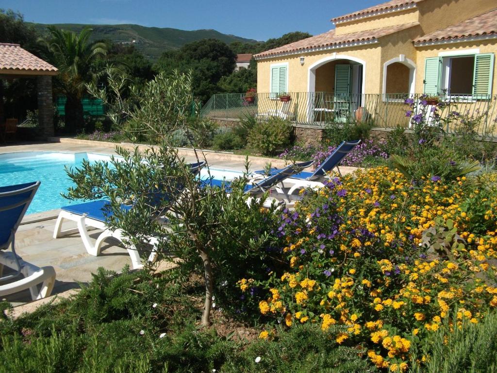 Villa con piscina y jardín con flores en Gîtes Santa Maria Cap Corse, en Macinaggio