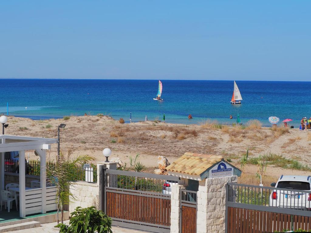 - Vistas a una playa con barcos en el agua en Rada Delle Tortore, en Marzamemi