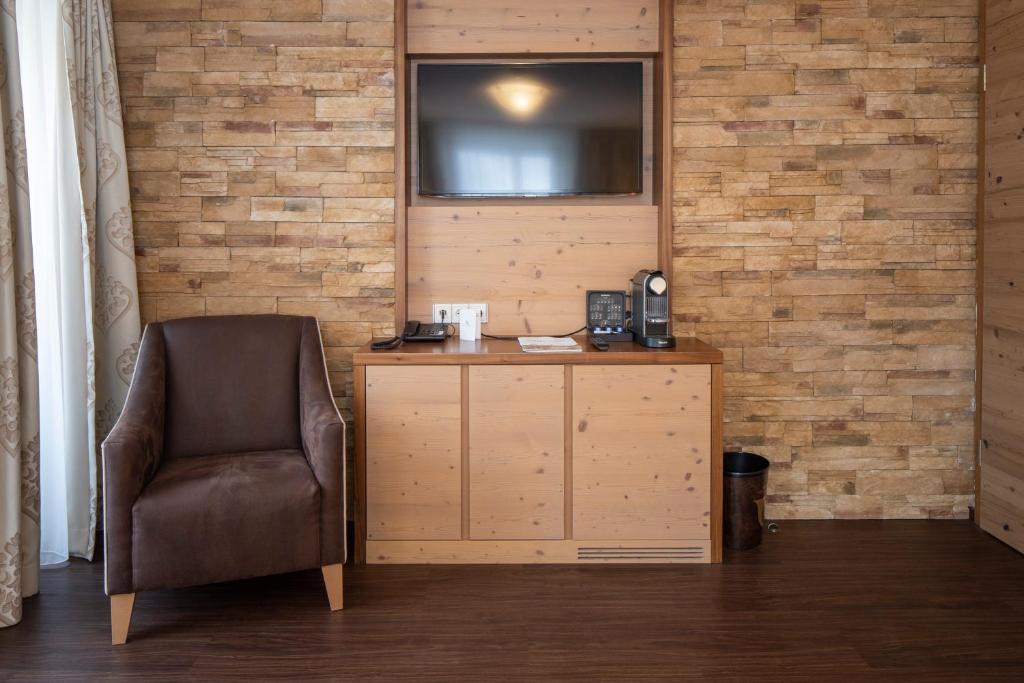 Příslušenství pro přípravu čaje a kávy v ubytování Superior Hotel Post Ischgl