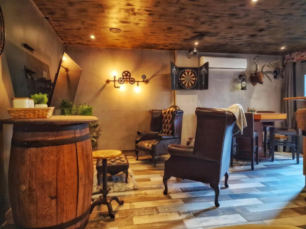 Posezení v ubytování The Pub - Unique & Authentic Experience - Free Parking!, 5 minutes from Airbus and The Mall Cribbs