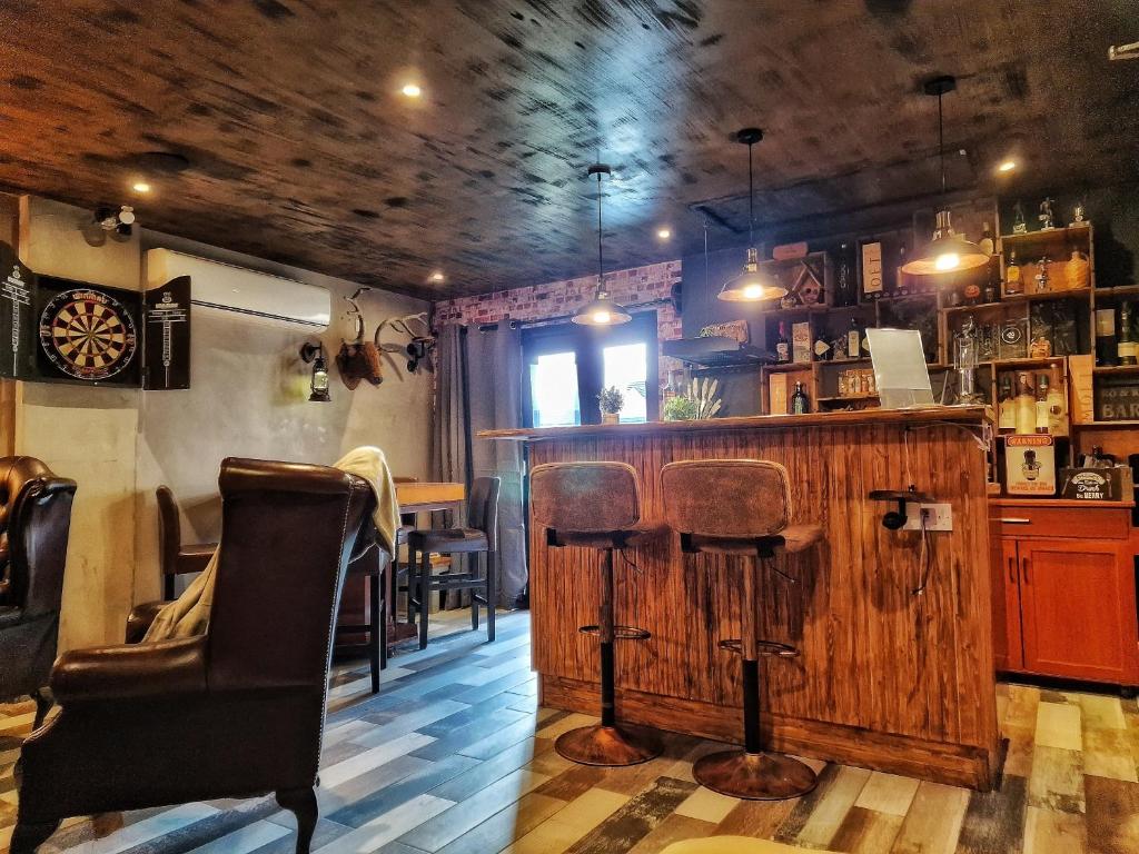 Lounge nebo bar v ubytování The Pub - Unique & Authentic Experience - Free Parking!, 5 minutes from Airbus and The Mall Cribbs