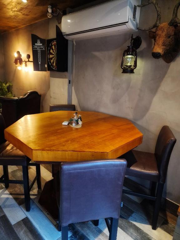 Posezení v ubytování The Pub - Unique & Authentic Experience - Free Parking!, 5 minutes from Airbus and The Mall Cribbs