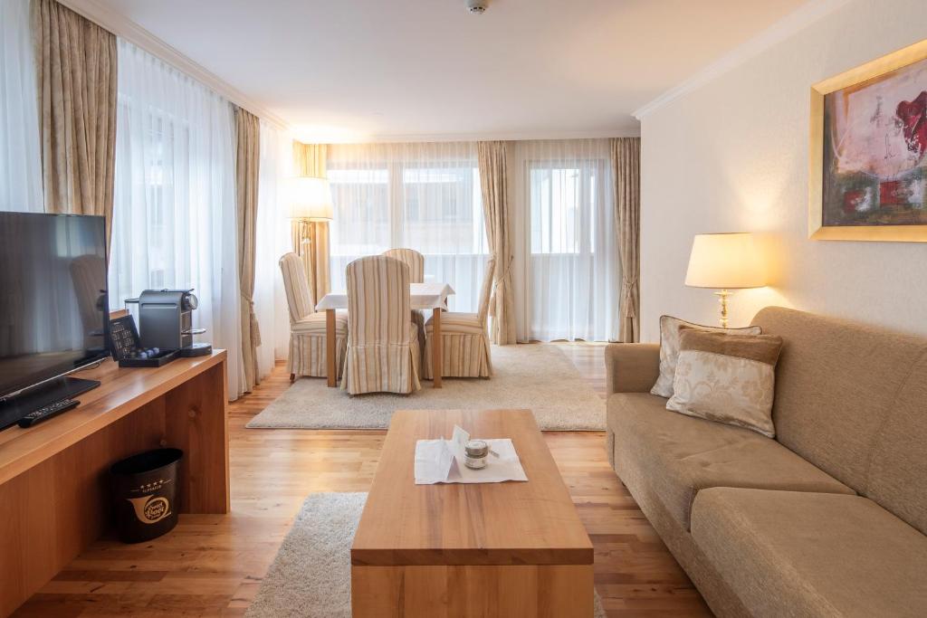 TV a/nebo společenská místnost v ubytování Superior Hotel Post Ischgl