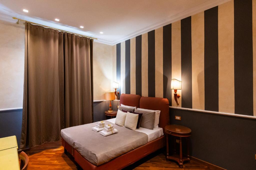 佛羅倫斯的住宿－S.Maria Novella Dream Suites，酒店客房,配有带毛巾的床