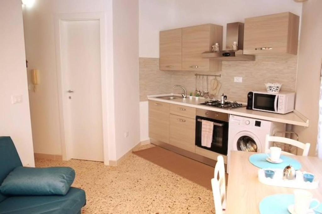 Cucina o angolo cottura di One bedroom appartement with terrace and wifi at Portopalo di Capo Passero