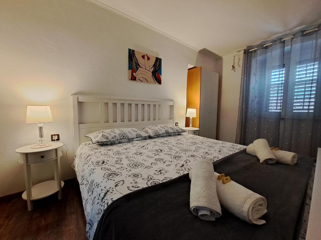 een slaapkamer met een bed met twee handdoeken erop bij Apartman Darija in Pazin