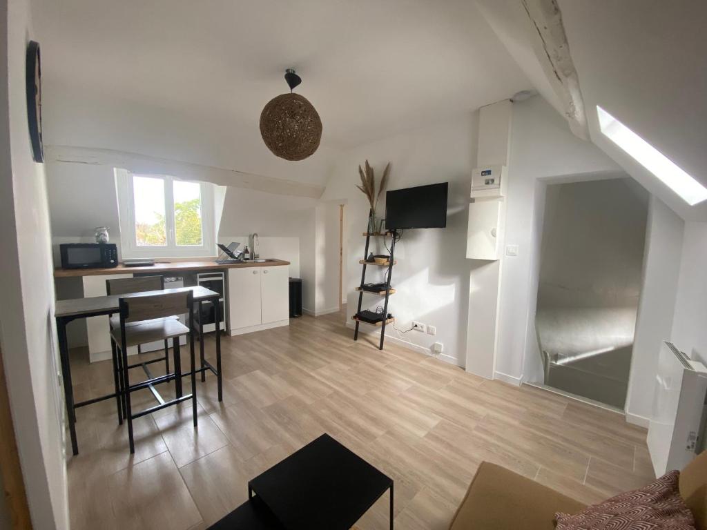 a living room with a kitchen and a dining room at Appartement confort in Pacy-sur-Eure