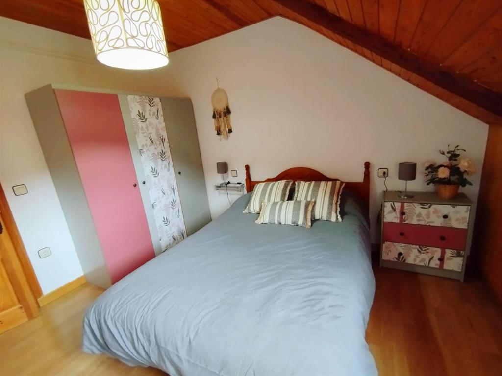 a bedroom with a large bed in a room at Apartamento La Buhardilla del Boscache in San Juan de Plan