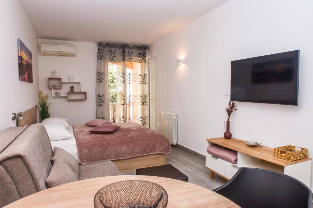 ein Wohnzimmer mit einem Bett und einer Couch in der Unterkunft Oasis of peace - Lavica Premium Apartments in Podstrana