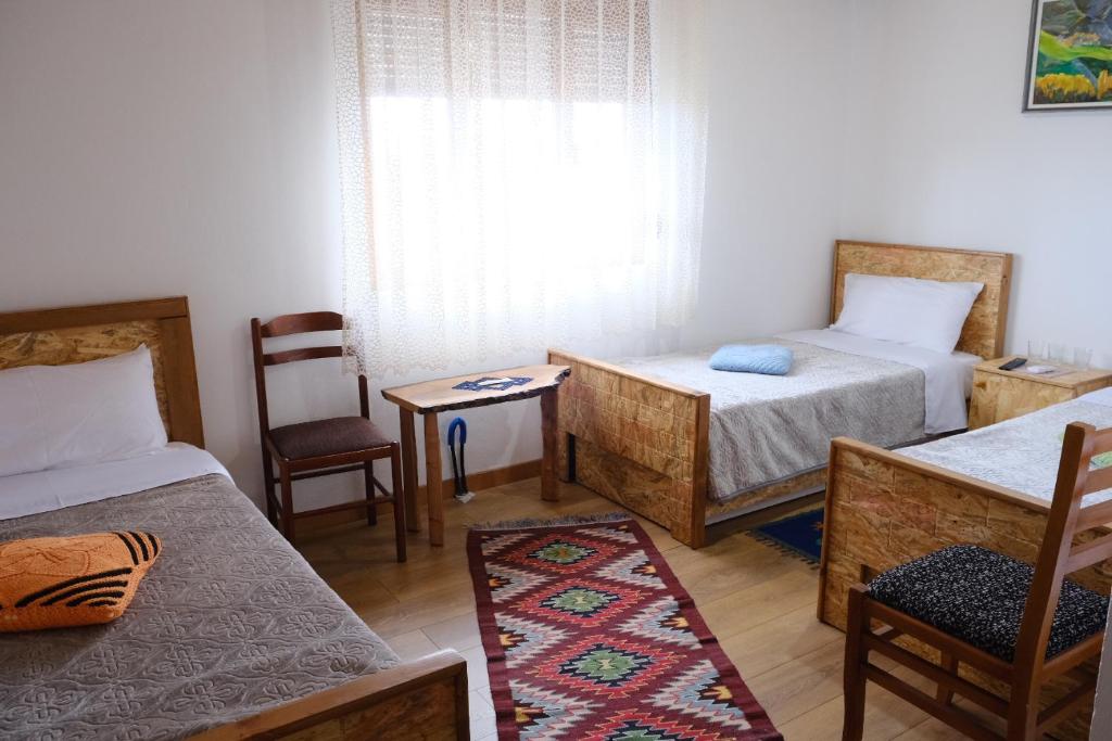 Postel nebo postele na pokoji v ubytování As e vogël, As e madhe