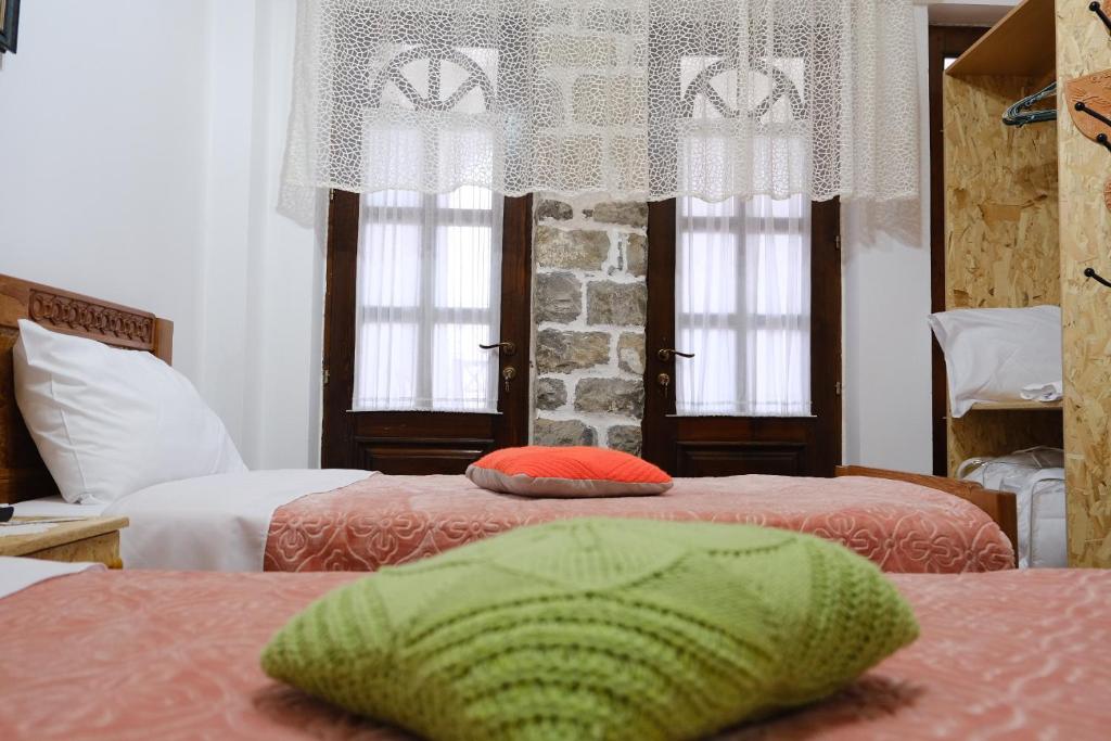 Postel nebo postele na pokoji v ubytování As e vogël, As e madhe