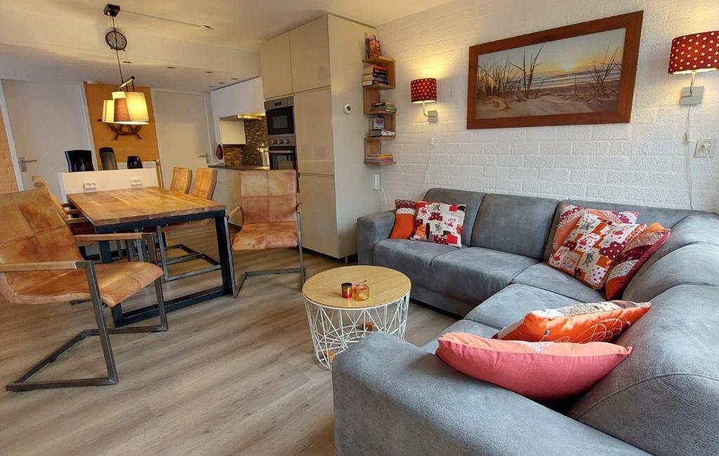 - un salon avec un canapé et une table dans l'établissement Vakantiehuis Ruby, à Bruinisse