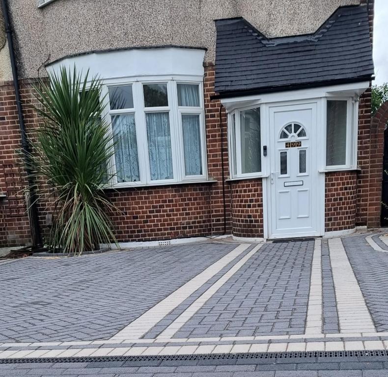 Stunning 3 bedroom semi detached house!, Goodmayes (updated prices 2024)