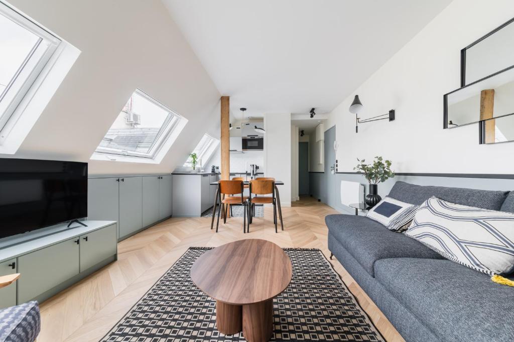 un salon avec un canapé et une table dans l'établissement Brand New Luxury Flat in Champs Elysees - Triangle d'Or, à Paris