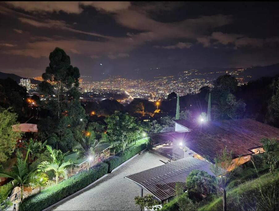 uma vista para uma cidade à noite com luzes em La casita en la Estrella em La Estrella