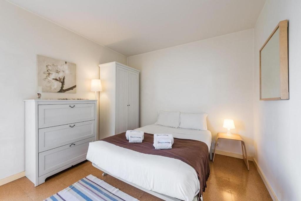 Dormitorio pequeño con cama y vestidor en Siza Porto House with Parking, en Oporto