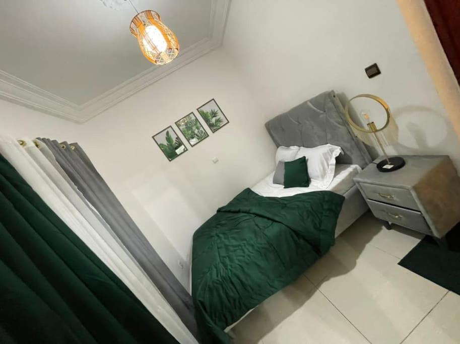 Una cama o camas en una habitación de Superbe appartement meublé en résidence LBV