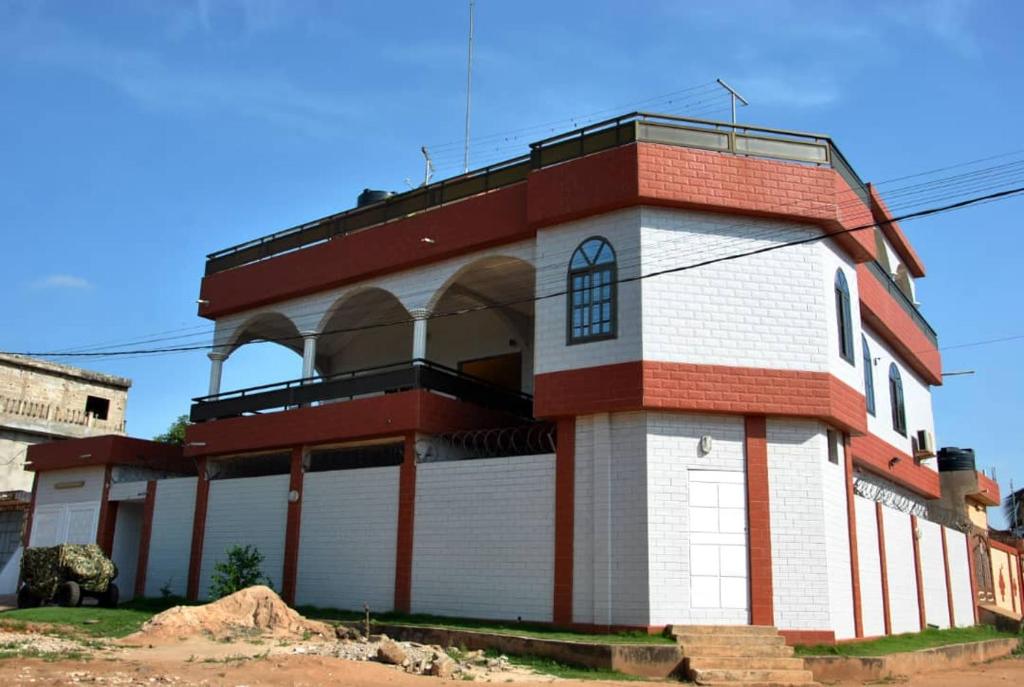 a building with a red and white at Tatiana City Appartement in Lomé