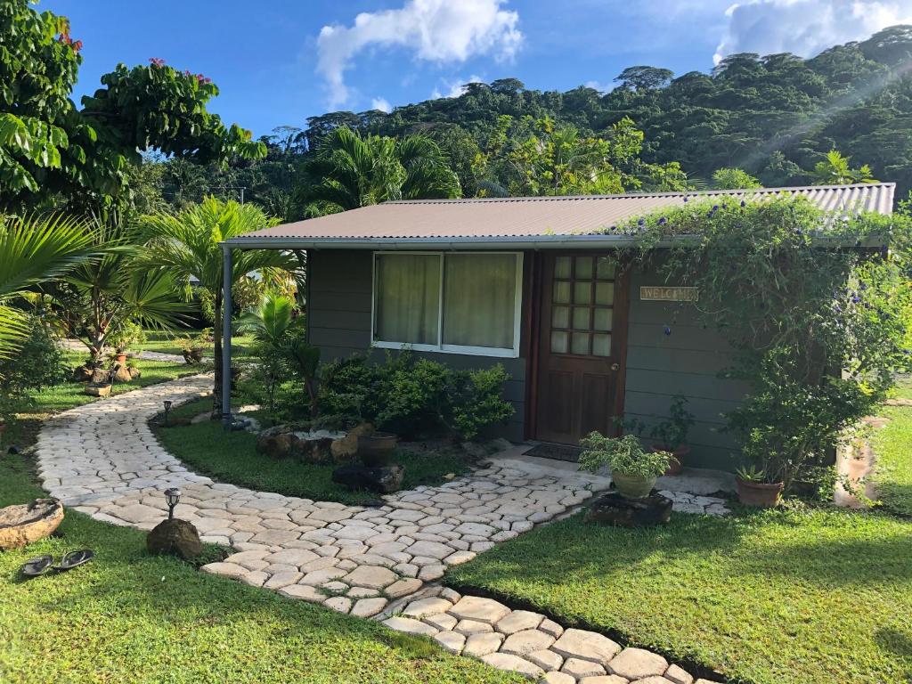una casa con giardino e sentiero in pietra di Hiti Lodge a Fare (Huahine Nui)