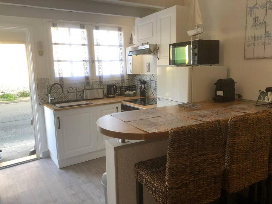 een keuken met een houten aanrecht in een kamer bij petit maison Indépendant ile oleron sans ext in Grand-Village-Plage