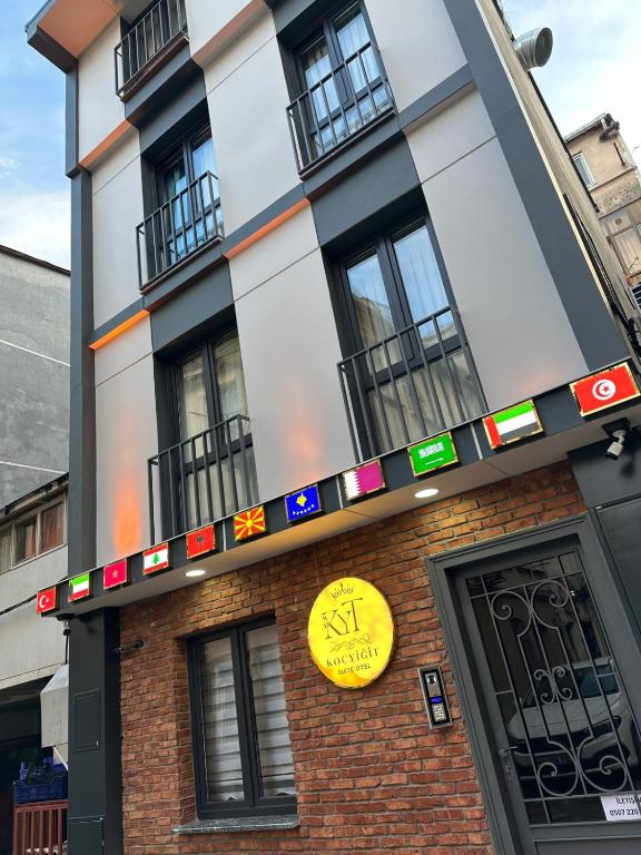 伊斯坦布尔Koçyiğit Suite & Hotel的正面有标志的建筑物