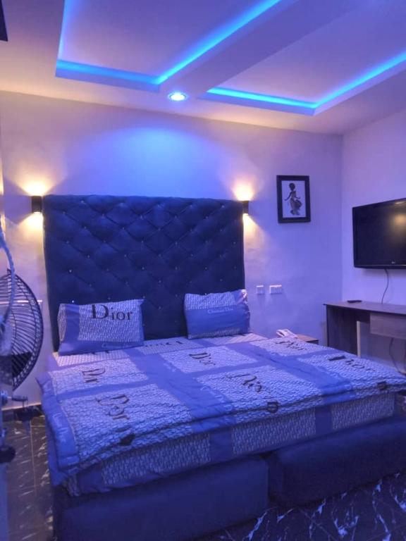 AT.TITANIC LOUNGE AND SUITES - Housity
