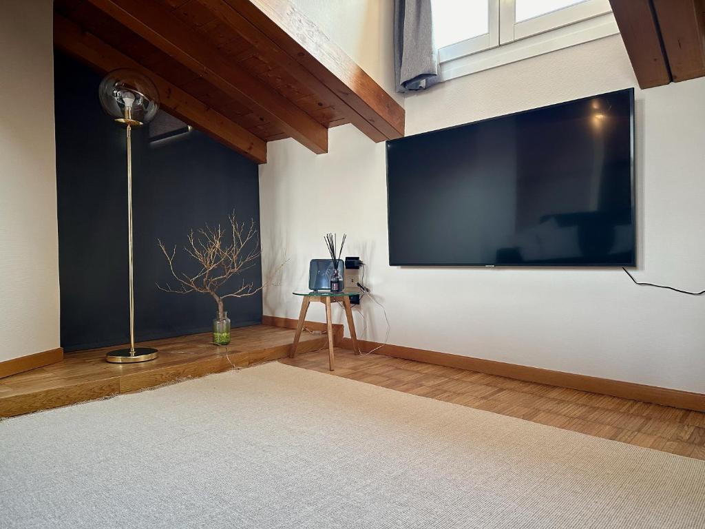 Televízia a/alebo spoločenská miestnosť v ubytovaní Magic Place Bergamo! Relax Apartment with terrace in the heart of the city