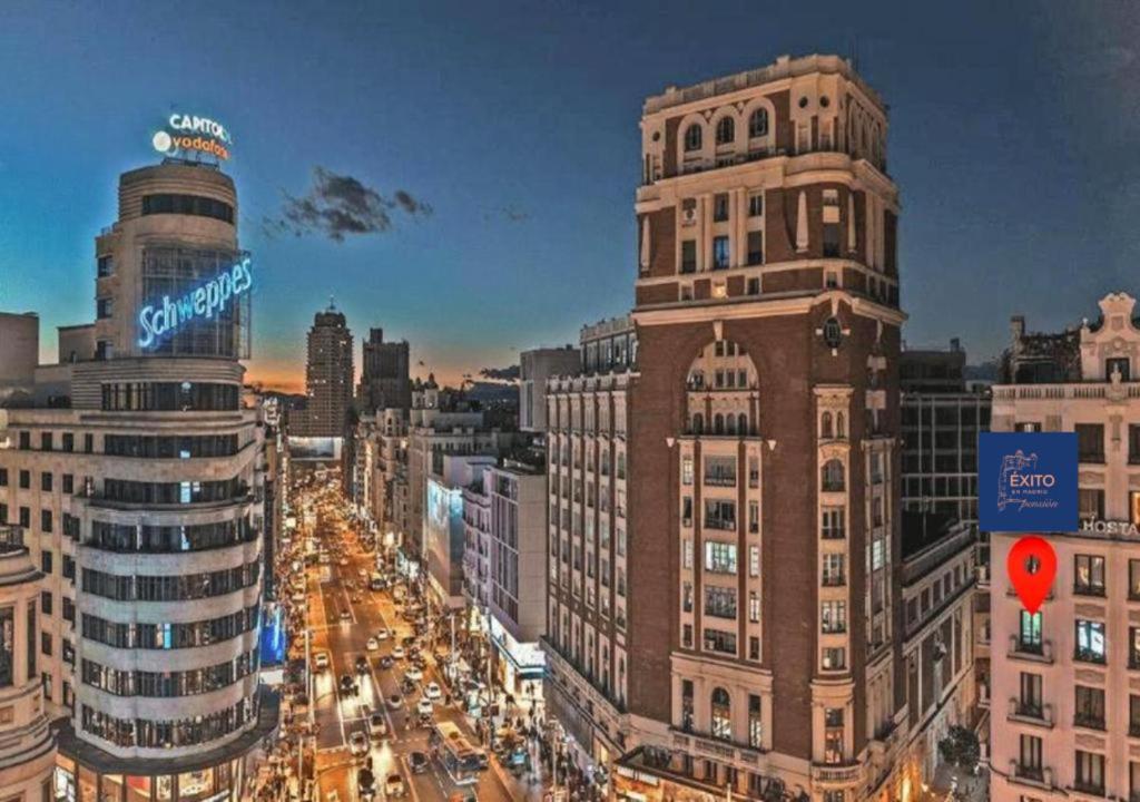 vistas a una concurrida calle de la ciudad con edificios en Guest House Éxito en Madrid, en Madrid