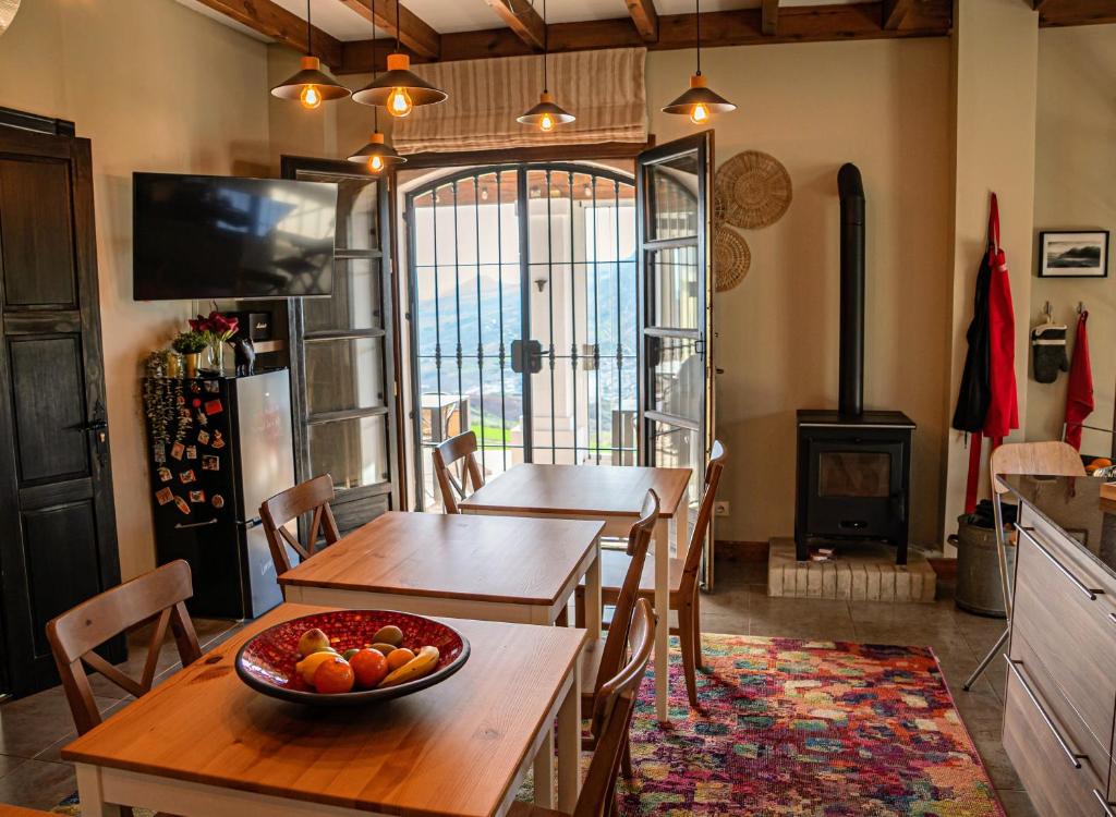 uma sala de jantar com uma mesa com uma taça de fruta em La Sorpresa em Valle de Abdalagís