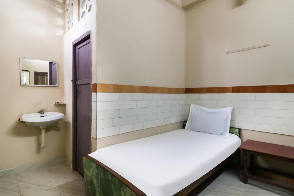 Postel nebo postele na pokoji v ubytování Hotel O Jayanthi Mansion