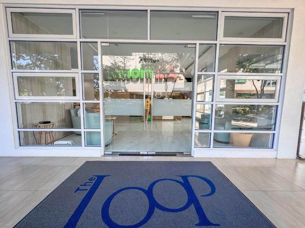 THE LOOP 2br fully furnished corner unit w balcony - Apartamento De Dos Dormitorios