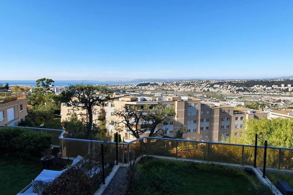 Photo de la galerie de l'établissement Appartement calme avec piscine Vue mer & montagne, à Nice