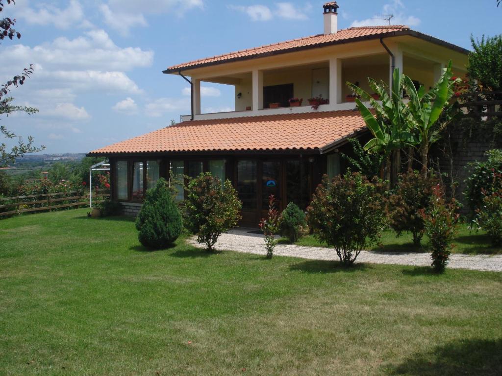 une maison sur une colline avec une cour verdoyante dans l'établissement Agriturismo Montigliano, à Viterbe