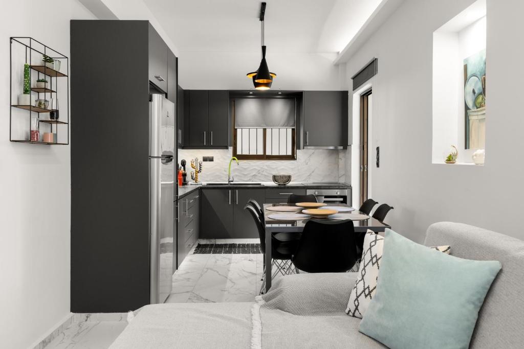salon ze stołem i kuchnią w obiekcie Luxury apartment in Glyfada(near metro station)C82 w Atenach