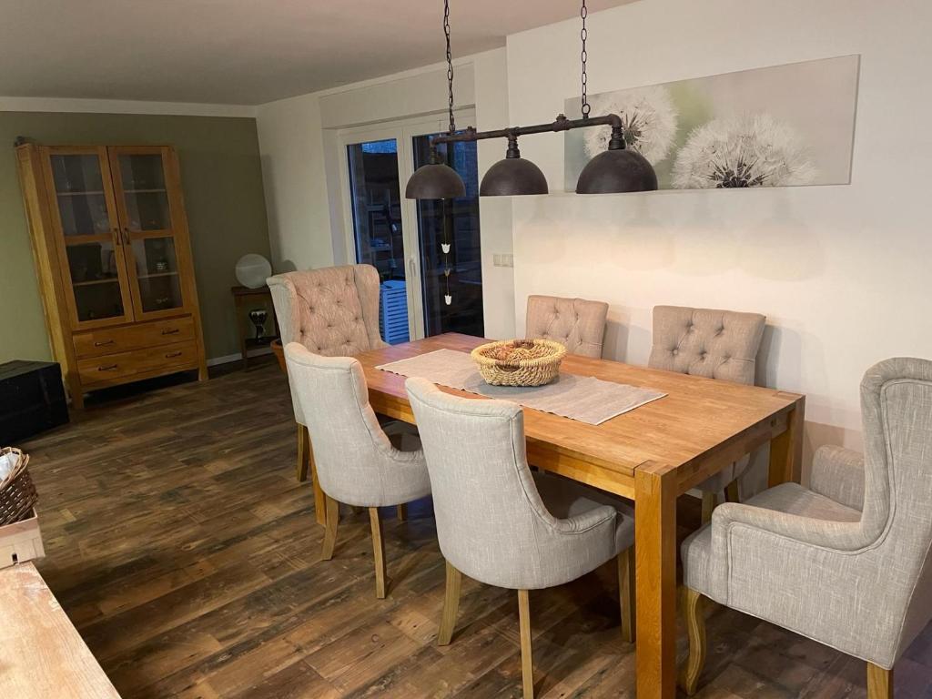 - une salle à manger avec une table et des chaises en bois dans l'établissement Pension an der Koppel in 06796 Brehna (Monteurszimmer), à Brehna