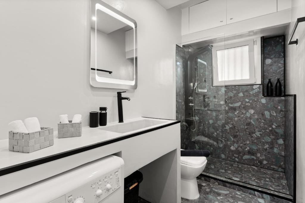 Łazienka w obiekcie Luxury apartment in Glyfada(near metro station)C82