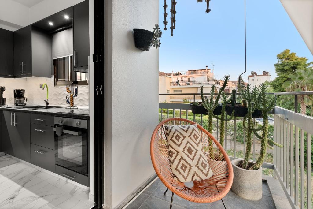 balkon z kuchnią i stołem w obiekcie Luxury apartment in Glyfada(near metro station)C82 w Atenach