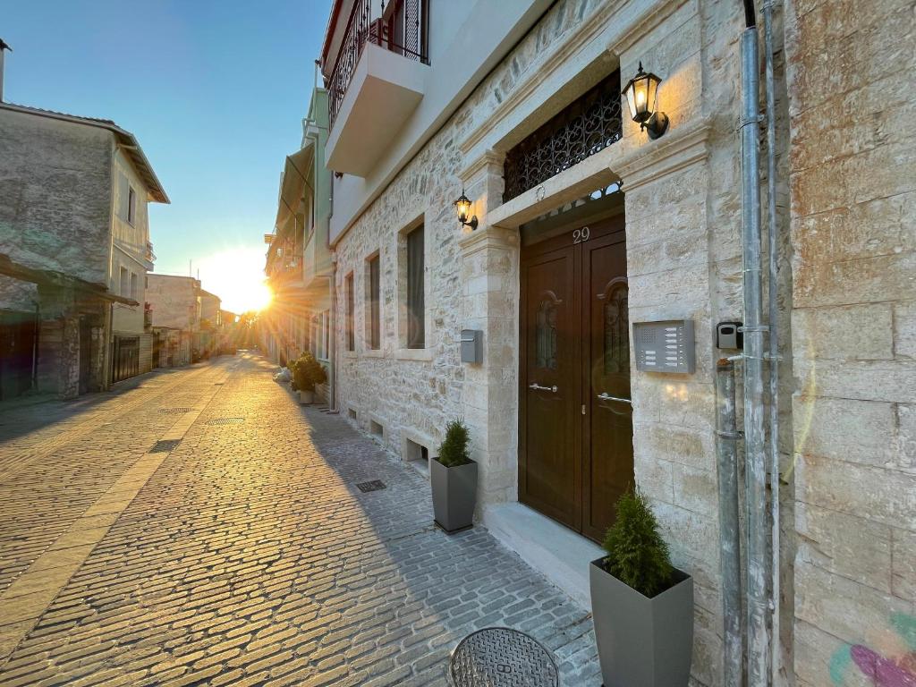 een geplaveide straat met een gebouw met een deur bij Boutique At Historic Centrum 2 in Ioannina