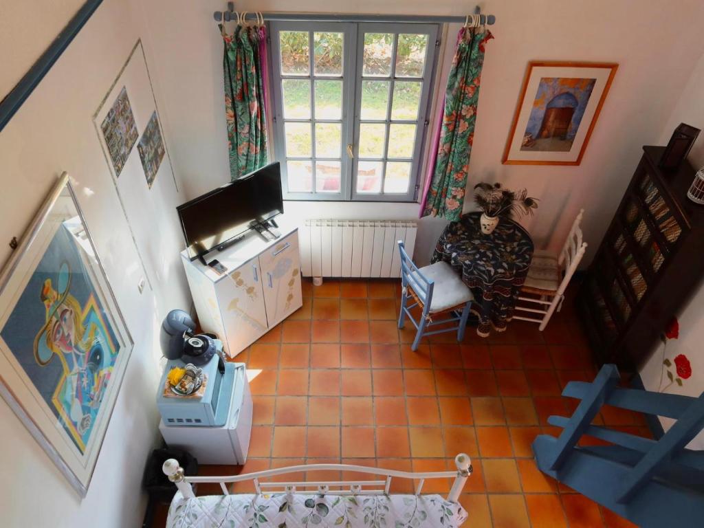 een woonkamer met een trap bij La Faisanderie in Saint-Florent-sur-Cher