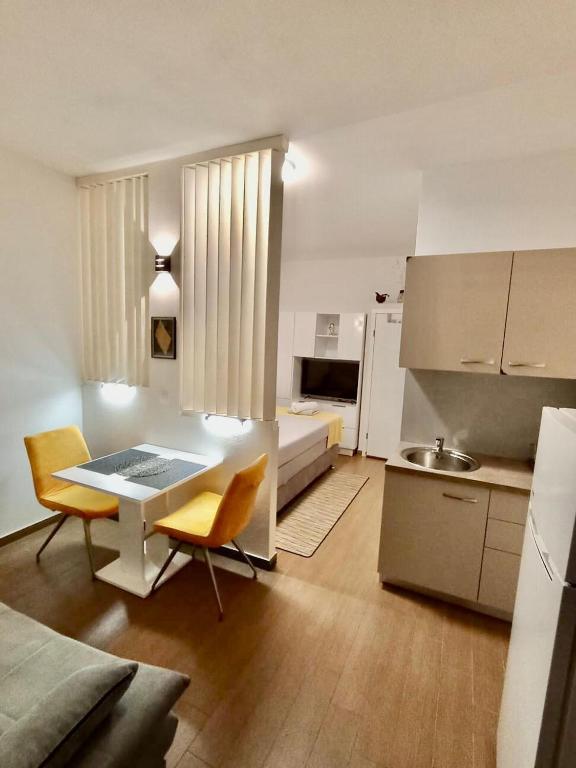 Kuchyň nebo kuchyňský kout v ubytování Studio apartment with pool