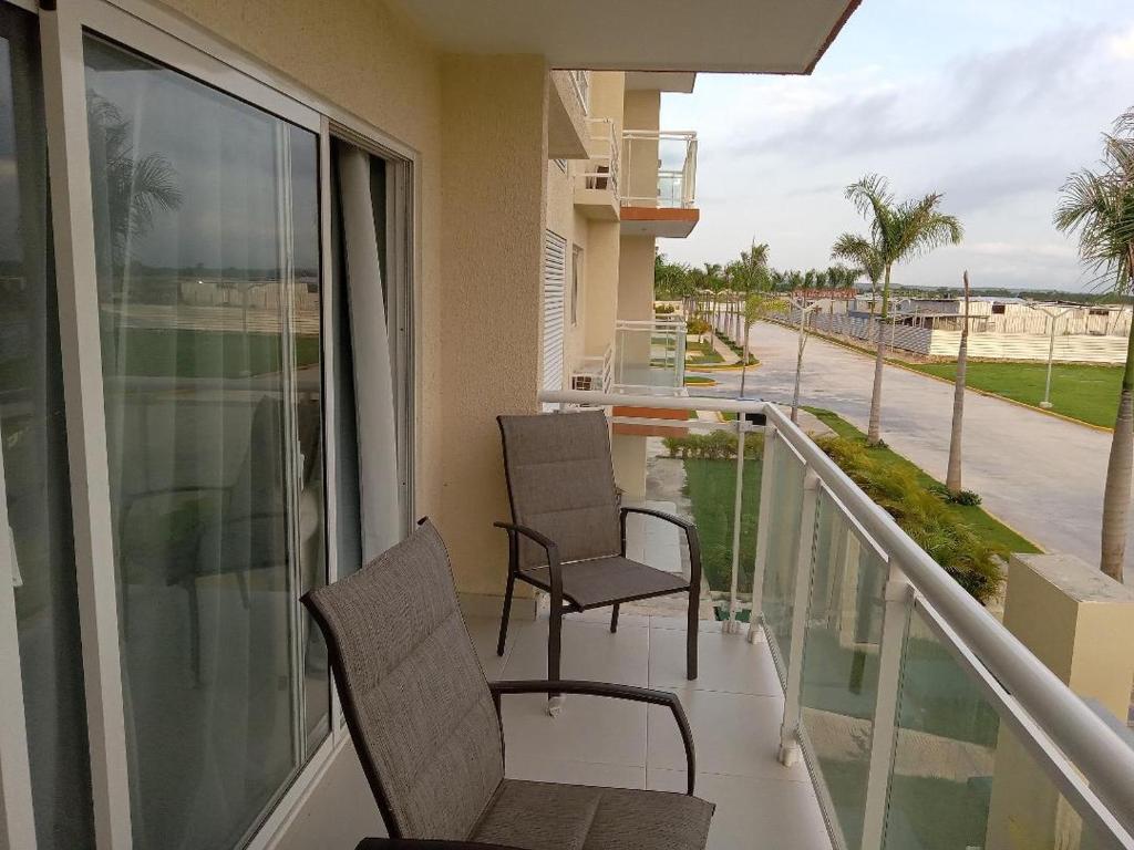 uma varanda com 2 cadeiras e vista para uma rua em Crisfer Punta Cana em Punta Cana