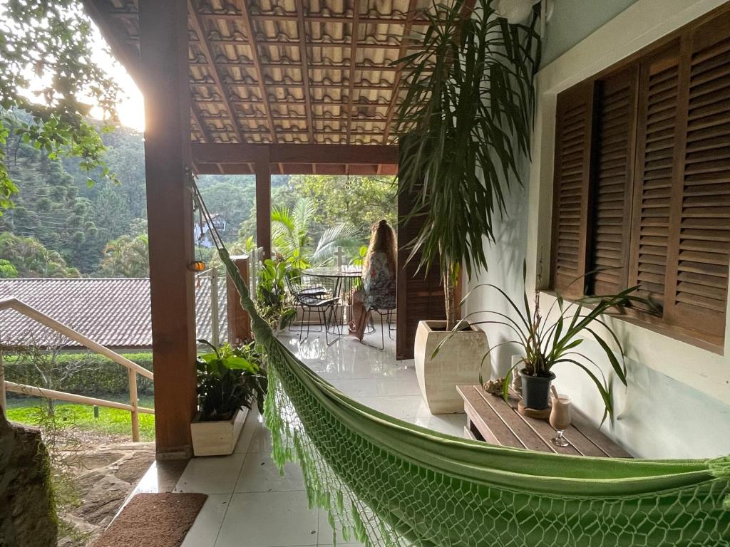 amaca sul portico di una casa di Casa Oásis: Requinte, Paz e Conforto na Natureza ad Atibaia