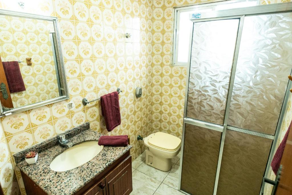 Et badeværelse på Boqueirão Praia Mar - 2 dormits - Espaçoso e ideal para famílias - WI FI - 250m da praia - Estacionamento Gratuito até 8 hóspedes - na avenida do comércio principal de Praia Grande